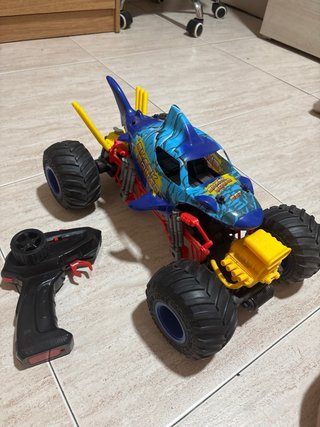 Coche radiocontrol 4x4 con calcamonia de tiburon