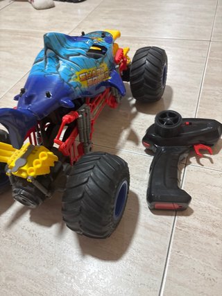 Coche radiocontrol 4x4 con calcamonia de tiburon