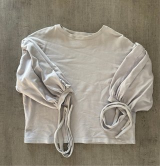 Sudadera azul con lazos