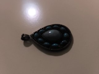 Colgante lágrima con piedras turquesa