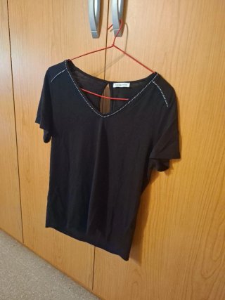 Camiseta negra con detalle plateado