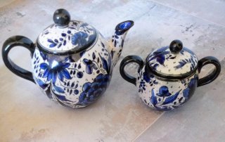 Teiera e zuccheriera in ceramica vintage