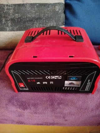 Cargador Batería Coche/Moto E18