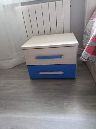 Escritorio y mesita de noche beige y azul