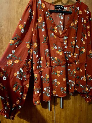 Blusa floral Almost Famous talla XL