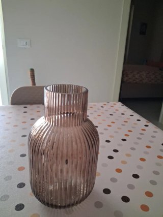 Vaso vetro marrone con rami secchi decorativi