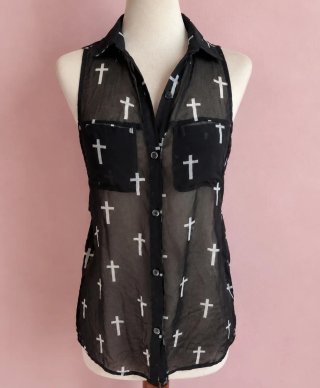 Blusa gótica transparente con estampado de cruces