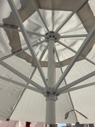 Sombrilla Parasol como nuevo +  base 50 kg + funda