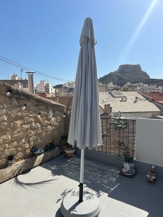 Sombrilla Parasol como nuevo +  base 50 kg + funda