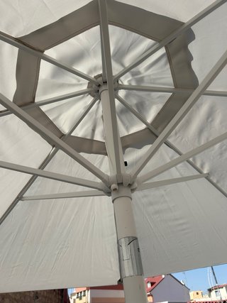 Sombrilla Parasol como nuevo +  base 50 kg + funda