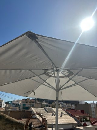 Sombrilla Parasol como nuevo +  base 50 kg + funda