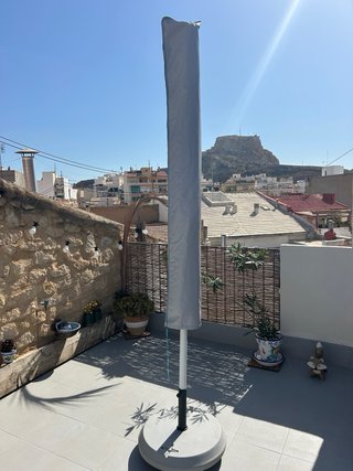 Sombrilla Parasol como nuevo +  base 50 kg + funda