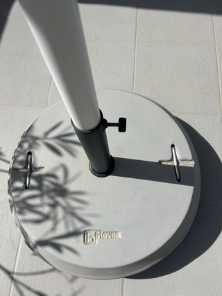 Sombrilla Parasol como nuevo +  base 50 kg + funda