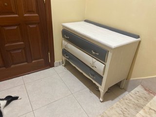 Cómoda de madera beige y gris