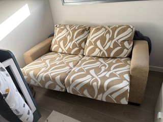 Sofá 2 plazas tela beige y estampado