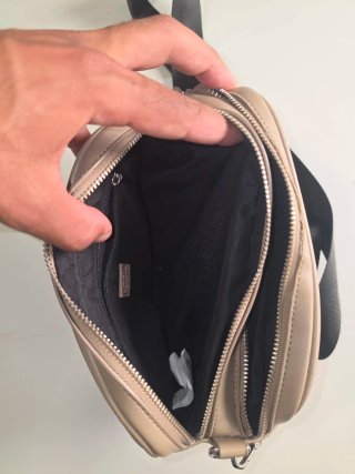 Bolso bandolera beige con correa negra