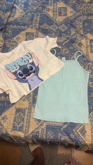 Top básico azul celeste y camiseta Stitch