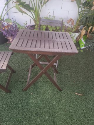 Mesa y 2 sillas de jardín madera