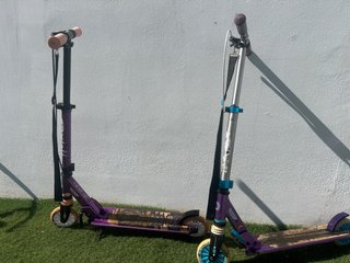 Patinete morado y plateado
