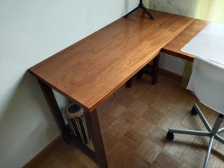 Escritorio en L de madera con cajonera