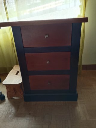 Escritorio en L de madera con cajonera