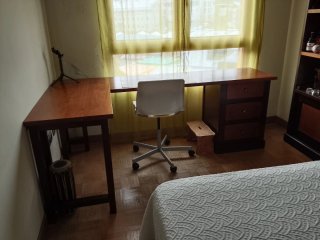 Escritorio en L de madera con cajonera