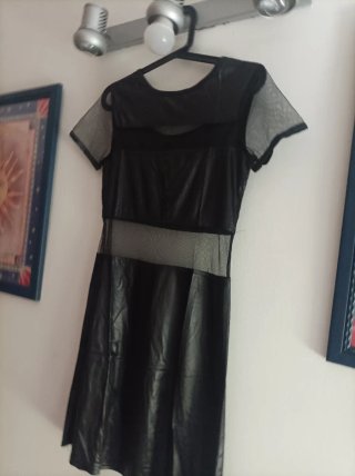Vestido negro con transparencias