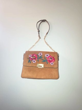 Bolso Parfois marrón flores bordadas