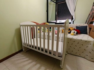 Cuna de madera blanca