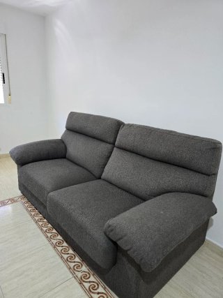 Sofá de tela gris de 2 plazas