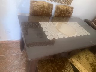 Mesa de comedor de madera y cristal