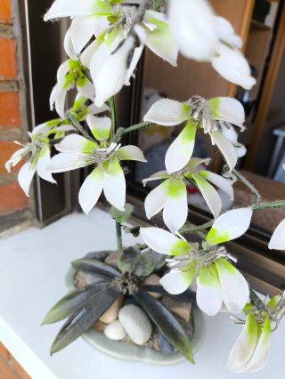 Planta artificial con maceta decorativa