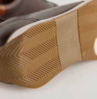 Zapatilla de piel marrón