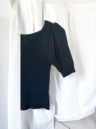 Camiseta negra manga abullonada
