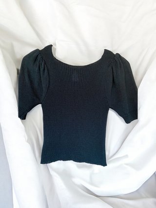 Camiseta negra manga abullonada