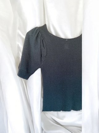Camiseta negra manga abullonada
