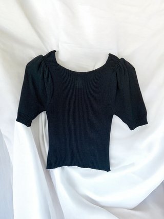 Camiseta negra manga abullonada
