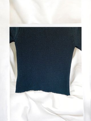 Camiseta negra manga abullonada