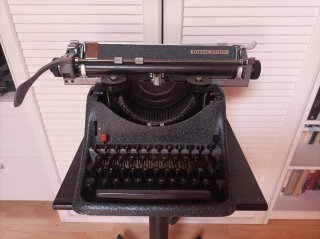 MÁQUINA DE ESCRIBIR OLIVETTI LEXICON 80