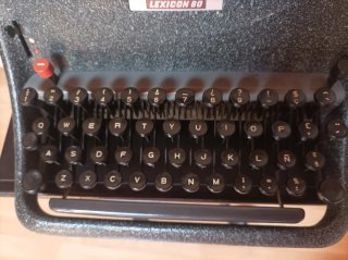 MÁQUINA DE ESCRIBIR OLIVETTI LEXICON 80