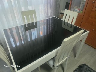 Mesa de salón con sillas