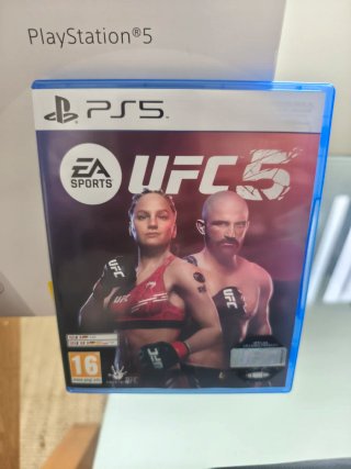 Consola PS5 con 2 mandos y juego UFC5.