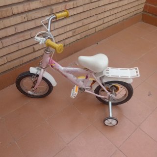 Bicicleta infantil rosa con ruedines