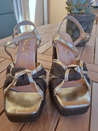 Sandalias AZREY Piel Doradas y Marrones.