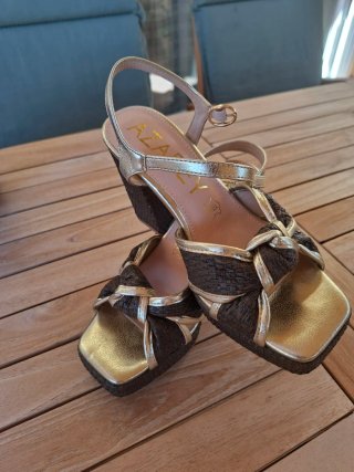 Sandalias AZREY Piel Doradas y Marrones.