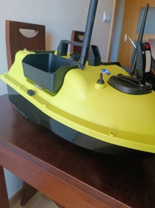 Barco cebador con gps y sonda