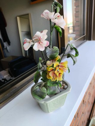 Maceta con flores artificiales