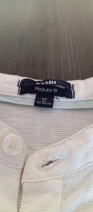 Camisas blancas manga larga, una totalmente blanca