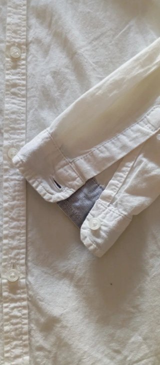 Camisas blancas manga larga, una totalmente blanca
