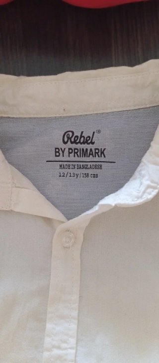Camisas blancas manga larga, una totalmente blanca